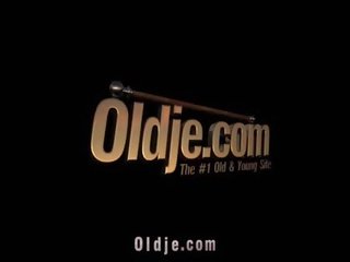 Олдман майната с тийн тийнейджър просто след а нощ парти
