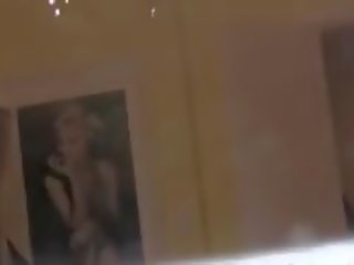 Три млад момичета възрастен клипс с крадец с взлом