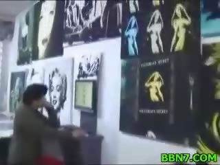 Акуратний молодий жінка спреди ноги для отримати манда