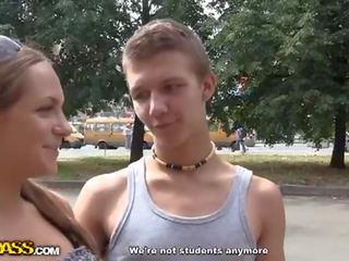 Розпусна дует picks вгору a steady