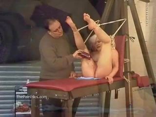 Завързан блондинки slaveslut chaos измъчван към плач и terrific восък наказани покорен в трудно чукане с пръчки и зърно затяга torments на тийн