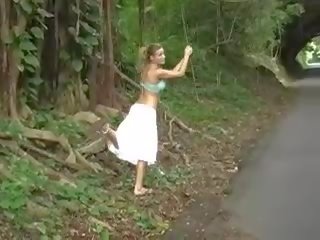 আনন্দদায়ক সাদা বালিকা গন পোজ দেওয়া