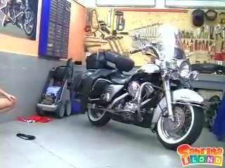 硬 向上 金發 青少年 同 小 奶 剝離 由 該 motor bike