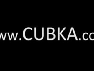 Мега мършав млад жена играеше на на шезлонг