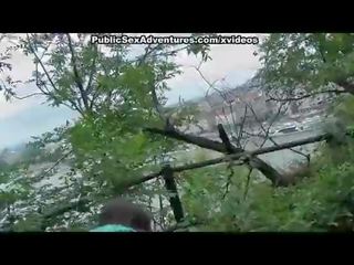 Жорсткий вгору молодий жінка має для дорослих відео в публічний місце