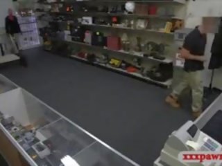 Зухвала офіціантка pawns її муфта і трахкав по pawn хранитель