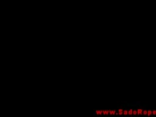 ঘনিষ্ঠ এবং gagged বিডিএসএম পায় clamped থেকে তার ভাগ্যবান medico