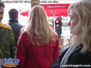 Кучерявий білявка лиже в член і трахає в в вулиця мов