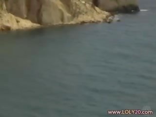 Кучерявий sweetheart знімання одягу природа