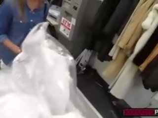 一 captivating 金发 不久 到 是 新娘 得到 性交 在 该 pawnshop