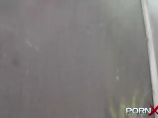 Pornxn 灌注 金發 公 蹲便器