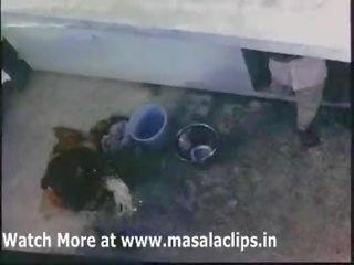 Омаен романтика сцени между млад колега и леля