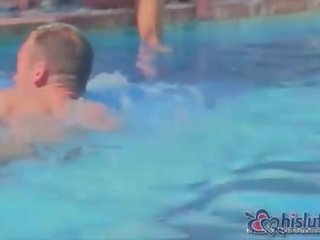 Brittney скай любить для лежати навколо в в сонце у в плавальний басейн