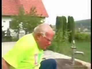 Млад дама заловени мастурбиране