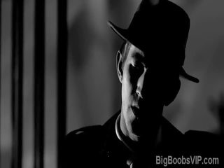 Detective investigates बड़ा खड़ी femme fatales पुसी