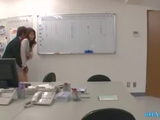 사무실 연인 보강 했음 로 2 juveniles 핑거 과 핥았 에 그만큼 의자 에 그만큼 사무실