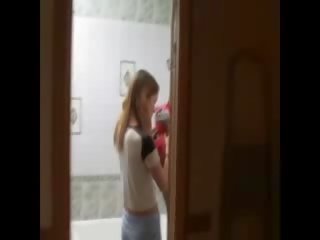 Мършав мадама мастурбиране на на тоалетна