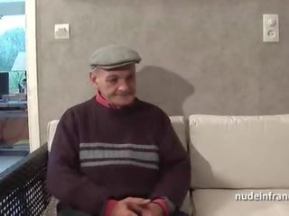 Жжч два французька брюнетка поділ an старий людина manhood з тата вуайеріст