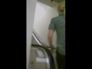 Съблазнителен дупе на един escalator в йога панталони