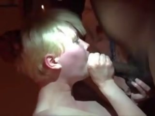 Білявка матуся з коротка волосся їжа a біб