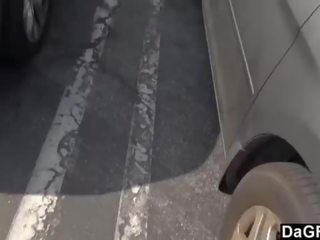 Космати блондинки има добър секс на на път с а непознат
