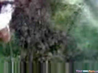 Товста marriageable трахкав по два молодий хлопчиків на в picnic