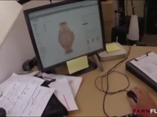 Великий титьки бізнес любитель вдарив для a plane ticket назад додому