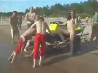 Оголена титьки на пляж навколо хлопчиків