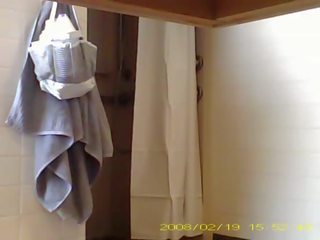 Шпигунство привабливий 19 рік старий adolescent showering в загальна спальня ванна кімната