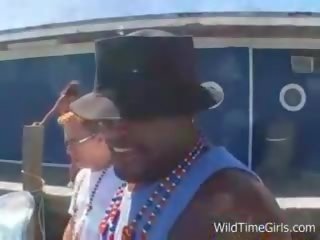 Магарета и цици на на води при див време момичета