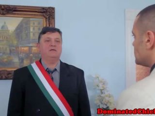 Суб наречена покарана на в весілля