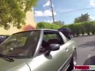 Мършав надуваема кукла смуча вал вътре на кола