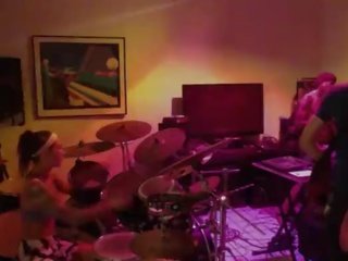Felicity feline দীর্ঘ drum এবং jam সঙ্গে বন্ধু মধ্যে los angeles পিছনে ঐ দৃশ্য