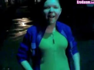 Підліток любитель showed ліфчик для друзі
