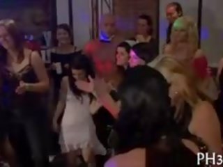 2 ブロンド waiters 漏れ 小娘 と クソ 1 ファンシー 女性 乱暴に