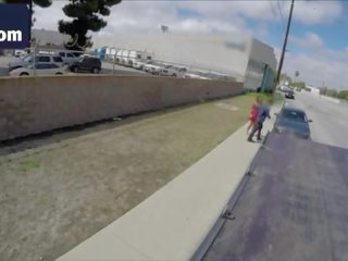 Брюнетка streetwalker голям дупе бръснати путка кола духане