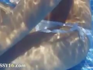 নিচের পানি কল্পনাকে এর ইউরোপীয় মেয়ে stunner