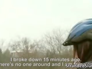 好色之徒 anina 得到 lost 上 一 lonely 街頭 同 她的 bike
