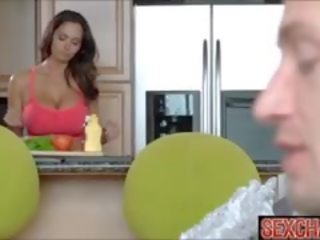 Великий титьки libidinous матуся мачуха спокушає її син
