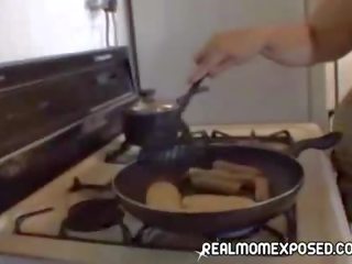 Матуся сексуальна cooking час!
