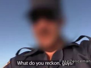 Підробка поліцейський з величезний peter трахає мед на в пляж