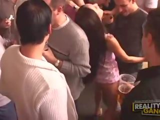 Unplanned оргія з swell дівчинки знімання одягу і дає мінет в бар