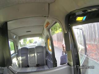 Όμορφος/η eyed brit deity χτυπούσαν σε ένα cab