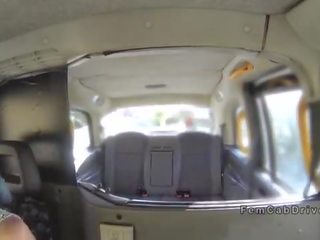 Голям бюст мед в bruises ударих с каишка на в фалшив такси