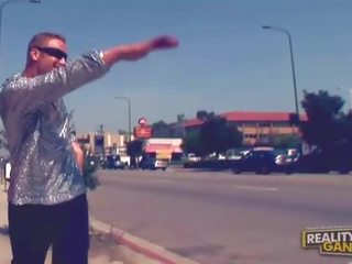 First-rate неймовірний недосвідчена брюнетка робить мінет для fellow з три крани