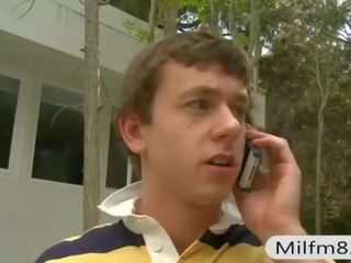 Голям бюст милф и мършав тийн тройка секс видео в на спалня