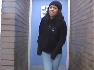 Pissed її брюки в публічний