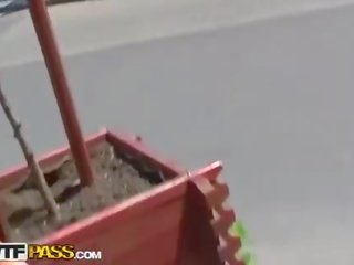 공공의 입 부터 금발의 에 빨강 드레스