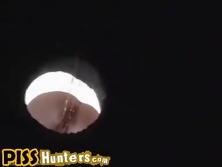 孩儿 射击 上 一 cesspool 凸轮 而 嘘嘘