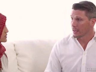 First-rate молодий індійська уява жінка отримувати a глибоко tissue масаж на в стіл